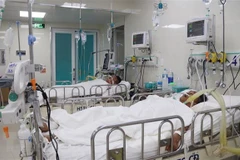 Điều trị cho một bệnh nhân ngộ độc rượu. (Ảnh minh họa. Nguồn: TTXVN)