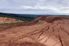 Sụt lún, sạt trượt tại Khu công nghiệp Nhân Cơ. (Ảnh: Hưng Thịnh/TTXVN)