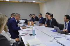 Đoàn đại biểu Việt Nam do Bộ trưởng Bộ Tài nguyên và Môi trường Trần Hồng Hà dẫn đầu làm việc với Chủ tịch COP26 Alok Sharma về chuyển đổi năng lượng của Việt Nam. (Ảnh: Nguyễn Trường/TTXVN)