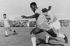 Tiền đạo Brazil Pele đi bóng trong trận giao hữu ở Malmoe (Thụy Điển) ngày 8/5/1960. Pele ghi hai bàn, góp phần vào chiến thắng 7-1 cho tuyển quốc gia. (AFP/TTXVN)