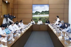 Các đại biểu Quốc hội tỉnh Hưng Yên, Ninh Bình, Kiên Giang và thành phố Cần Thơ thảo luận tại tổ. (Ảnh: An Đăng/TTXVN)