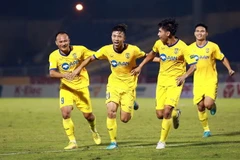 Pha ăn mừng bàn thắng của các cầu thủ Sông Lam Nghệ An. (Ảnh: Tá Chuyên/TTXVN)