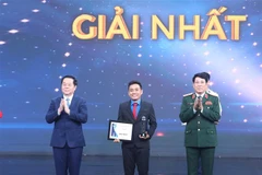 Đại tướng Lương Cường - Ủy viên Bộ Chính trị, Ủy viên Thường vụ Quân ủy Trung ương, Chủ nhiệm Tổng cục Chính trị Quân đội nhân dân Việt Nam và Bí thư Trung ương Đảng, Trưởng ban Tuyên giáo Trung ương Nguyễn Trọng Nghĩa trao giải nhất cho các cá nhân. (Ảnh