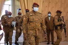 Trung tá Paul-Henri Sandaogo Damiba (giữa, phía trước), lúc đương nhiệm lãnh đạo chính quyền quân sự Burkina Faso, tới dự phiên họp nội các đầu tiên ở Ouagadougou, ngày 7/3/2022. (Ảnh: AFP/TTXVN)