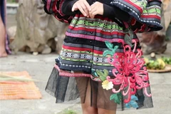 Những chi tiết đặc sắc trong sản phẩm thời trang thổ cẩm Tây Nguyên của nhà thiết kế Minh Hạnh. (Ảnh: Cao Nguyên/TTXVN)