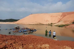 Lực lượng chức năng vẫn tích cực triển khai công tác tìm kiếm nạn nhân còn lại trong vụ sạt lở tại mỏ titan tại Bình Thuận. (Ảnh: Nguyễn Thanh/TTXVN)