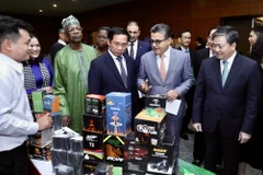 Các đại biểu tham quan trưng bày mặt hàng nông, thủy sản của tỉnh Bến Tre. (Ảnh: Lâm Khánh/TTXVN)