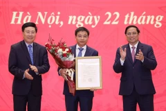 Thủ tướng Phạm Minh Chính và Phó Thủ tướng Thường trực Phạm Bình Minh trao Quyết định của Chủ tịch nước bổ nhiệm Bộ trưởng Bộ Giao thông Vận tải cho ông Nguyễn Văn Thắng. (Ảnh: Dương Giang/TTXVN)