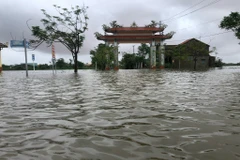 Bao quanh nhiều địa bàn tại huyện Quảng Điền vẫn là mênh mông nước. (Ảnh: TTXVN phát)