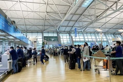 Hành khách xếp hàng làm thủ tục tại sân bay Incheon. (Ảnh: Anh Nguyên/TTXVN)