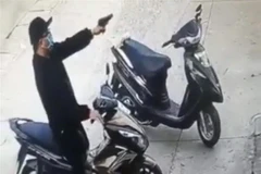 Đối tượng Từ Thanh Tùng mang súng nhựa đi cướp tại một ngân hàng ở Đồng Nai. (Ảnh: Lê Xuân/TTXVN)