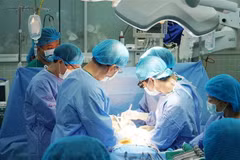 Các bác sỹ Bệnh viện Chợ Rẫy Thành phố Hồ Chí Minh tiến hành lấy tạng từ người hiến tạng. (Ảnh: TTXVN phát)