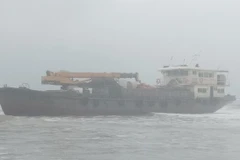 Tàu vỏ sắt trôi dạt tự do vào vùng biển Quảng Trị. (Ảnh: Bộ đội biên phòng)