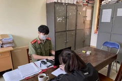 Công an làm việc với cá nhân vi phạm. (Ảnh: Công an huyện Bắc Mê)