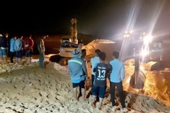 Hiện trường vụ sập mỏ khai thác titan. (Ảnh: Nguyễn Thanh/TTXVN)