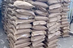 Các bao đường cát xuất xứ nước ngoài không có hóa đơn chứng từ họp pháp bị lực lượng chức năng tạm giữ. (Ảnh: TTXVN phát)