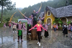 Các thí sinh trải nghiệm múa khèn của đồng bào dân tộc Mông. (Ảnh: Quang Quyết/TTXVN)