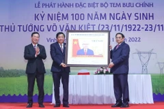 Thủ tướng Phạm Minh Chính trao bức tranh tem bưu chính cho đại diện tỉnh Vĩnh Long. (Ảnh: Dương Giang/TTXVN)