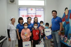 Đoàn viên thanh niên Cơ quan TTXVN khu vực miền Trung-Tây Nguyên trao tặng tủ sách yêu thương đến với các bệnh nhi Bệnh viện Ung bướu Đà Nẵng. (Ảnh: Văn Dũng/TTXVN)