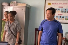 Trịnh Thị Mai (trái) và Trần Minh Chung bị bắt giữ trong đường dây mua bán người ngay tại cơ sở massge Mai Thy, thôn Ơi H'ly, xã Ia Hiao, huyện Phú Thiện, tỉnh Gia Lai. (Ảnh: TTXVN phát)