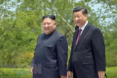 Nhà lãnh đạo Triều Tiên Kim Jong-un (trái) và Chủ tịch Trung Quốc Tập Cận Bình trong cuộc gặp tại Bình Nhưỡng ngày 21/6/2019. (Ảnh: AFP/TTXVN)