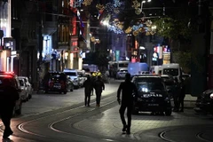 Cảnh sát được triển khai tại phố đi bộ Istiklal ở Istanbul, Thổ Nhĩ Kỳ, sau vụ đánh bom ngày 13/11. (Ảnh: THX/TTXVN)