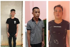 Các đối tượng liên quan các nhóm tín dụng đen tại cơ quan công an. (Ảnh: TTXVN phát)