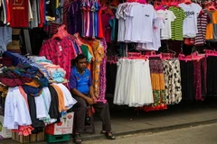 Một quầy hàng quần áo tại chợ ở Colombo, Sri Lanka. (Ảnh: AFP/TTXVN)