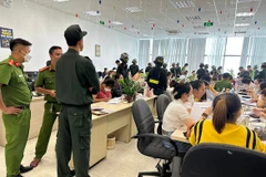 Lực lượng chức năng khám xét Công ty Mirae Asset Quảng Nam. (Nguồn: Công an cung cấp)