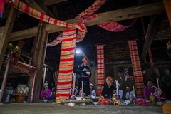 Thầy mo thực hiện nghi lễ. (Ảnh: Trọng Đạt/TTXVN)