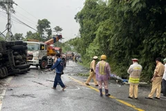 Rải cát chống trượt sau vụ xe chở nhựa đường bị lật trên đèo Bảo Lộc