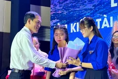 Ông Ngô Anh Tín, Giám đốc Sở Khoa học và Công nghệ thành phố Cần Thơ trao giải cho các tác giả, nhóm tác giả đạt giải cuộc thi Tìm kiếm tài năng khởi nghiệp đổi mới sáng tạo thành phố Cần Thơ năm 2022. (Ảnh: Thu Hiền/TTXVN)