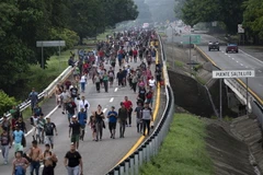 Người di cư di chuyển qua bang Chiapas (Mexico) hướng tới Mỹ. (Ảnh: AFP/TTXVN)