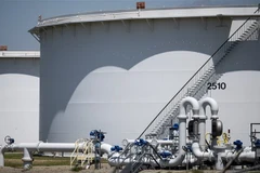 Bể chứa dầu tại kho dự trữ ở Cushing, Oklahoma, Mỹ. (Ảnh: AFP/TTXVN)