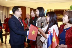 Chủ tịch Quốc hội Vương Đình Huệ với đại diện cộng đồng người Việt tại New Zealand tại lễ đón. (Ảnh: Doãn Tấn/TTXVN)