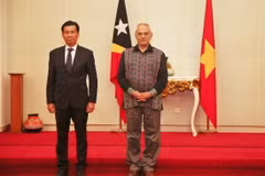 Đại sứ Đặc mệnh toàn quyền Việt Nam tại Indonesia kiêm nhiệm Timor Leste Tạ Văn Thông chụp ảnh chung với Tổng thống Timor Leste José Ramos Horta. (Ảnh: TTXVN phát)