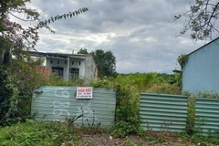 Nhiều lô đất tại thành phố Kon Tum treo biển bán đã lâu nhưng không có người hỏi mua. (Ảnh: Dư Toán/TTXVN)