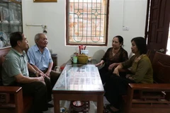 Nghệ nhân nhân dân Nguyễn Văn Cầu cùng các liền anh, liền chị trong Câu lạc bộ quan họ Thị Cầu. (Ảnh: Thanh Thương/TTXVN)