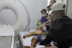 Các nạn nhân được cấp cứu tại Trung tâm Y tế thành phố Phú Quốc. (Ảnh: TTXVN phát)