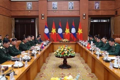 Bộ trưởng Bộ Quốc phòng Phan Văn Giang hội đàm với Bộ trưởng Bộ Quốc phòng Lào Chansamon Chanylath. (Ảnh: Trọng Đức/TTXVN)