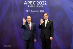 Thủ tướng Thái Lan Prayut Chan-o-cha đón Chủ tịch nước Nguyễn Xuân Phúc đến dự hội nghị APEC. (Ảnh: TTXVN phát)