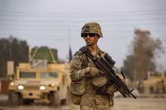 Binh sỹ Mỹ tuần tra trong chiến dịch truy quét các phần tử IS tại thị trấn Tel Maaruf, tỉnh Hasakeh, Syria, ngày 15/12/2022. (Ảnh: AFP/TTXVN)