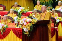 Hòa thượng Thích Gia Quang, Phó Chủ tịch Hội đồng Trị sự Giáo hội Phật giáo Việt Nam trình bày tham luận. (Ảnh: Minh Đức/TTXVN)