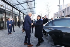 Lãnh đạo Ngân hàng Đầu tư châu Âu (EIB) đón Thủ tướng Phạm Minh Chính đến thăm và làm việc. (Ảnh: Dương Giang/TTXVN)