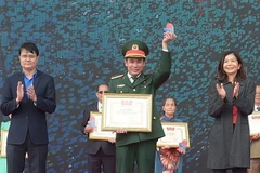 Bí thư thứ nhất Trung ương Đoàn Bùi Quang Huy và bà Pauline Tamesis, Điều phối viên thường trú Liên hợp quốc tại Việt Nam trao Giải thưởng Tình nguyện Quốc gia năm 2022 cho các cá nhân xuất sắc. (Ảnh: Minh Đức/TTXVN)