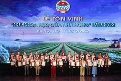 Ông Đỗ Văn Chiến - Bí thư Trung ương Đảng, Chủ tịch Ủy ban Trung ương Mặt trận Tổ quốc Việt Nam; ông Lương Quốc Đoàn - Ủy viên Trung ương Đảng, Chủ tịch Ban Chấp hành Trung ương Hội Nông dân Việt Nam chụp ảnh kỷ niệm cùng các nhà khoa học của nhà nông năm