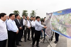 Bí thư Thành ủy Hà Nội Đinh Tiến Dũng kiểm tra thực địa tại tỉnh Bắc Ninh. (Ảnh: Nguyễn Văn Cảnh/TTXVN)