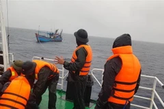 Tàu Trường Sa 01 kéo tàu cá NT 02088 TS về khu vực an toàn. (Ảnh: TTXVN phát)