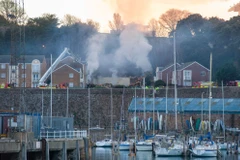 Khói bốc lên từ vụ nổ. (Nguồn: Jersey Evening Post)