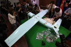 Một máy bay không người lái của Triều Tiên, được tìm thấy ở huyện Inje, tỉnh Gangwon vào tháng 6/2017, được trưng bày tại tòa nhà của Bộ Quốc phòng Hàn Quốc. (Nguồn: Yonhap)